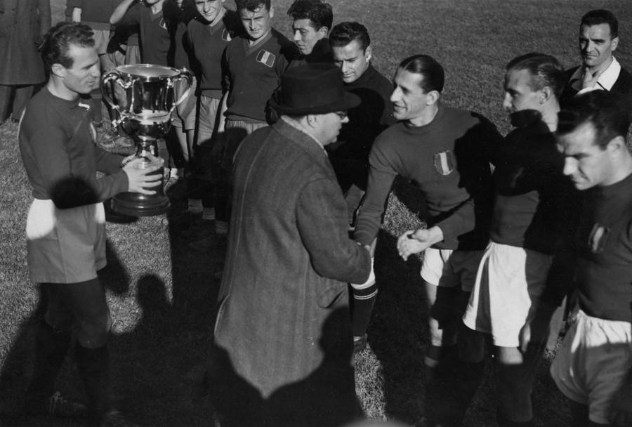 Il capitano Valentino Mazzola riceve il trofeo per il Campionato italiano 1945-46 (Omega)